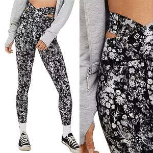 Offline Aerie Crossover Cut Out High Rise Leggings 7/8 Black White Floral Sz L